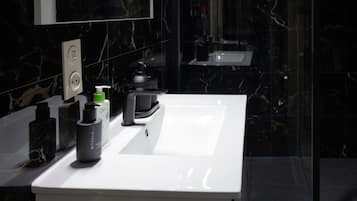 Douche, sĂšche-cheveux, serviettes fournies, shampoing