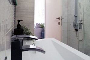 Dusj, hårføner, bidé og håndklær
