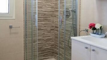 Regadera, secadora de cabello, bidet, toallas