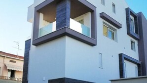 A modern two-story building with a flat roof, large windows, and a balcony. - Holihome_La Gioia Tortoreto (Tortoreto Lido)