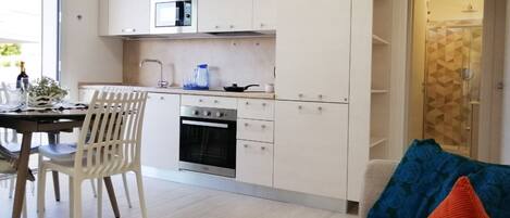 Kühlschrank, Wasserkocher mit Kaffee-/Teezubehör