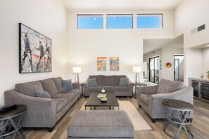 TV connectée, cheminée, écrans d'ordinateur, imprimantes