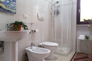 Regadera, secadora de cabello, bidet, toallas 