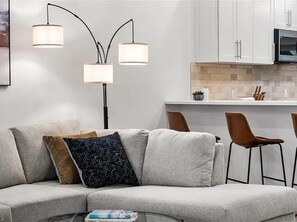 Living area - Cozy 2-bedroom, 2-bath renovated condo in Naples Heritage with golf. (Naples)