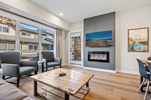 TV connectée, cheminée, livres