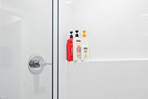 Dusche, Haartrockner, Handtücher, Seife