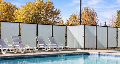 Cozy 2 bedroom condo heated outdoor pool, hot tub, near Banff and pet friendly