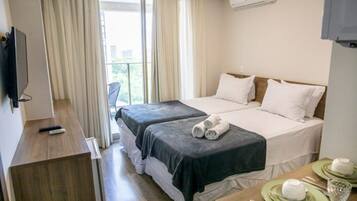 Habitació doble o amb dos llits individuals Deluxe, balcó | Caixa forta a l'habitació i escriptori