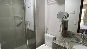 Dutxa, assecador de cabells, tovalloles i sabó