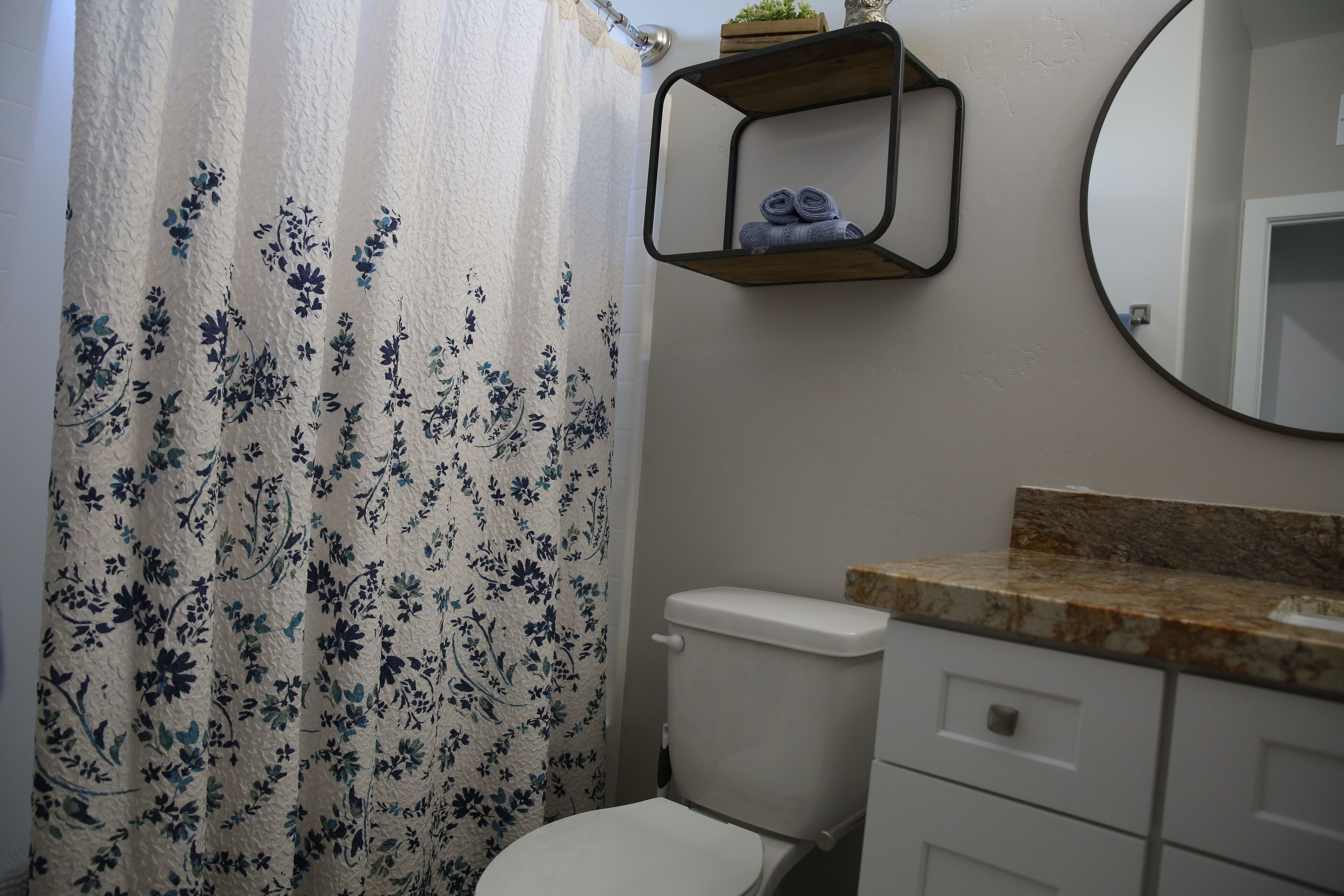 Sèche-cheveux, serviettes fournies, papier toilette