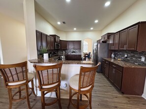 Fridge, microwave, oven, stovetop - Paradise 4 Bedroom Heated Pool Home Near IMG Academy and Siesta Key Beach (Bradenton)