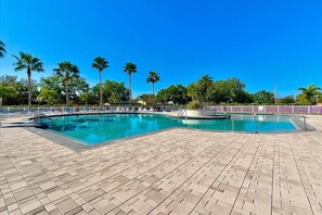 Outdoor pool, a heated pool - Paradise 4 Bedroom Heated Pool Home Near IMG Academy and Siesta Key Beach (Bradenton)