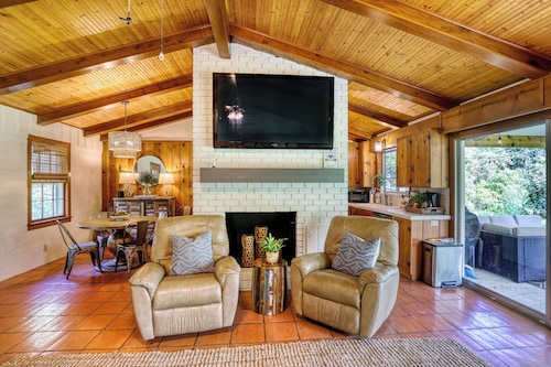 Fika on The Guadalupe- a charming RIVERFRONT retreat that sleeps 13.