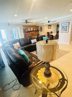 Interior - 3-bedroom house in charming Tampa with AC, WiFi. Enjoy your stay (Tampa)