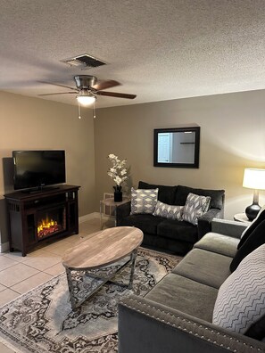 Smart TV, fireplace, books - Charming 3-bedroom house in pleasant Port Richey with AC, WiFi (Port Richey)