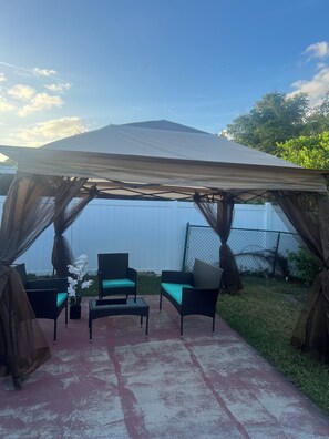 Terrace/patio - Charming 3-bedroom house in pleasant Port Richey with AC, WiFi (Port Richey)