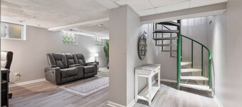 ✰Self Check-In✰Backyard✰Decks✰Full Kitchen✰W/D✰Smart TVs✰FREE Parking✰Cozy Beds