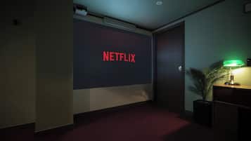 Ropa de cama de alta calidad, colchones con pillow-top y escritorio