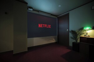 Signature Hongkong | Premium bedding, pillowtop beds, desk, free WiFi