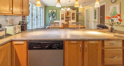 Charming 2-bedroom cottage located near Sandy Point Beach.