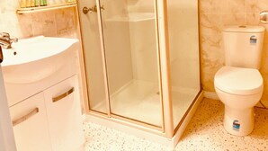Kamar Deluks | Kamar mandi | Shower, pengering rambut, handuk, dan sabun