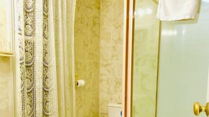 Kamar Deluks | Kamar mandi | Shower, pengering rambut, handuk, dan sabun