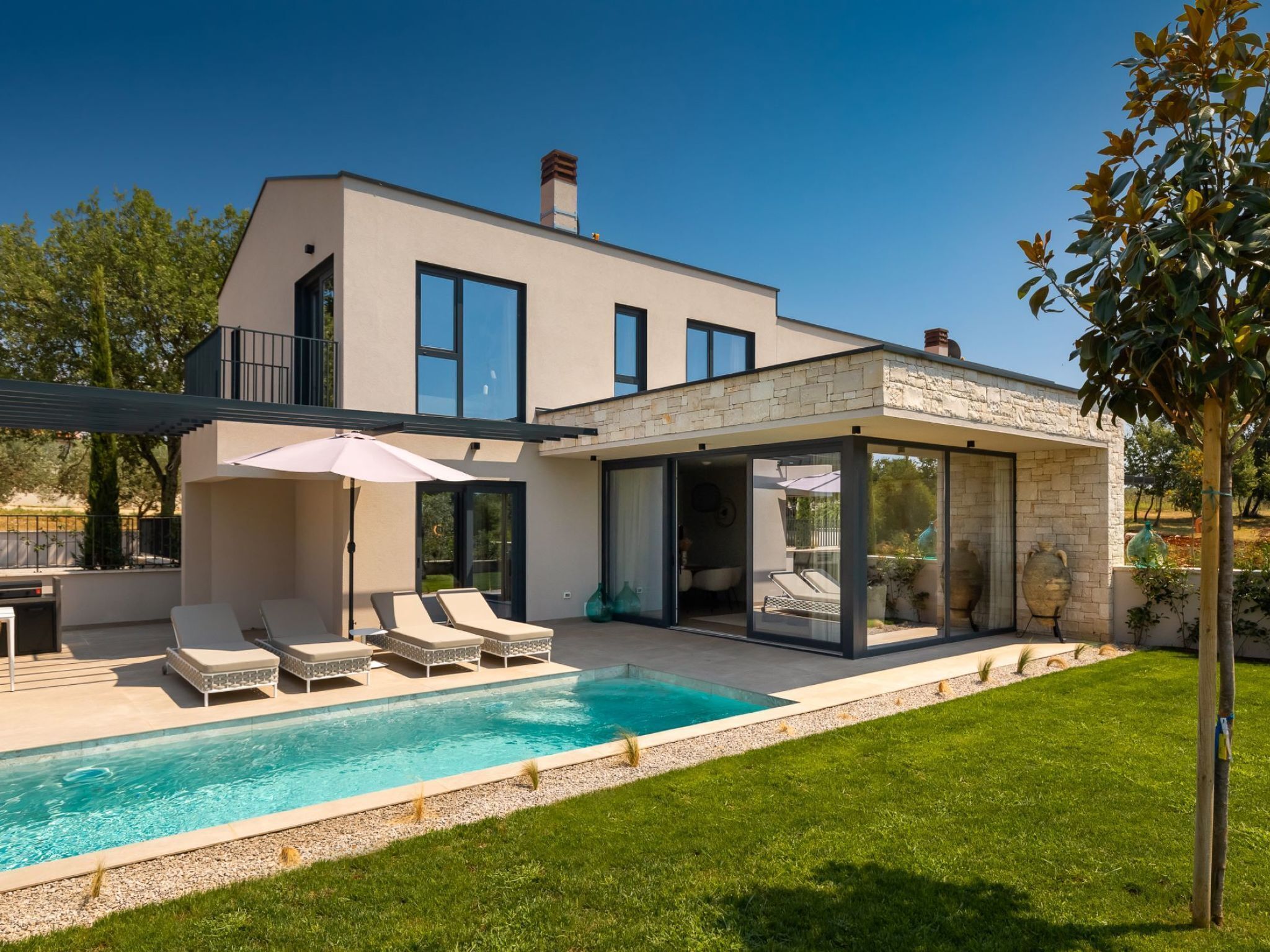 Een verwarmd zwembad