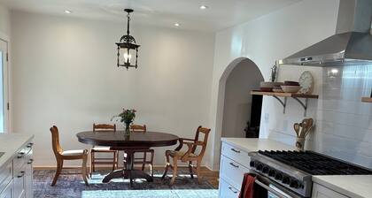 1 king bed 1 queen bed 2 bedroom house with AC, WiFi and washer and dryer