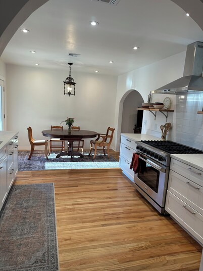 1 king bed 1 queen bed 2 bedroom house with AC, WiFi and washer and dryer