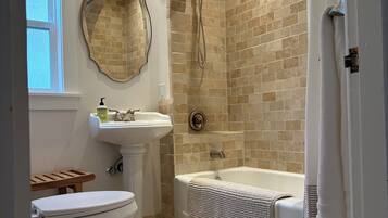 Een haardroger, een bidet, handdoeken, zeep