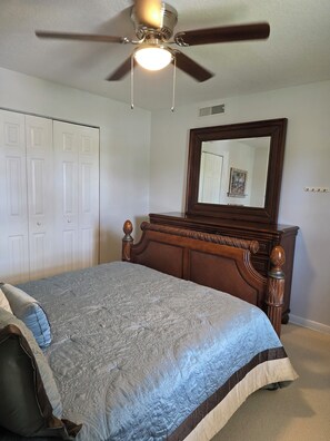 2 habitaciones, escritorio, tabla de planchar con plancha y wifi gratis