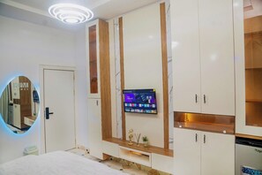 3 habitaciones, tabla de planchar con plancha, wifi y ropa de cama