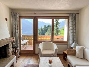 Fernseher, Kamin, Tischfußball