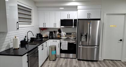 Brand New 2 Bedroom Suite with Private Entrance-10 min to Airport, self check-in