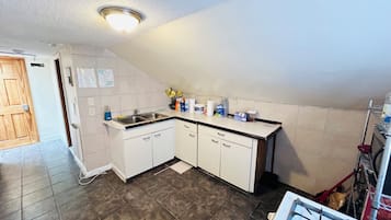 Kamar Single Klasik | Dapur bersama | Lemari es kecil dan kompor