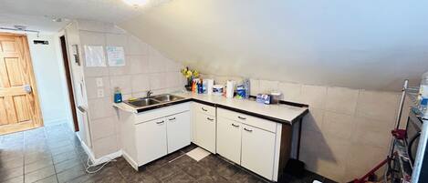 Classic Single Room | Shared kitchen | Mini-fridge, stovetop