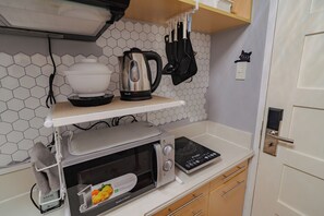 Réfrigérateur, micro-ondes, plaque de cuisson, lave-vaisselle