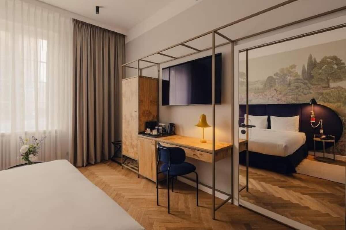 Minibar, in-room safe, individually decorated, individually furnished