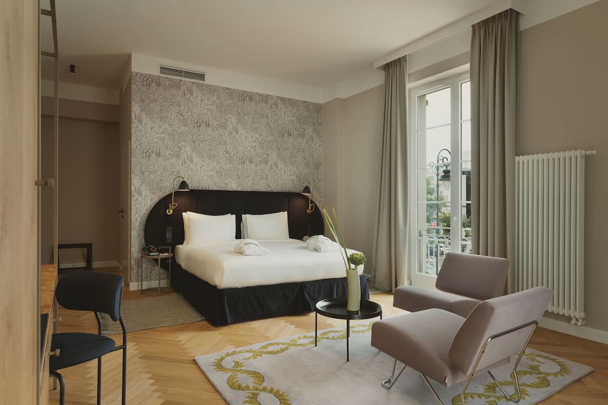 Premium King Suite -Non-Smoking | 迷你吧、客房內保險箱、書桌、筆電工作空間