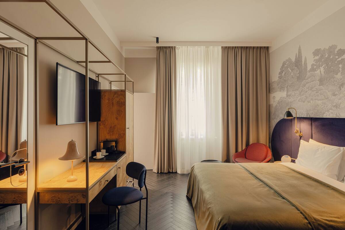 Family Room with 2 Double Beds - Non-Smoking | 迷你吧、客房內保險箱、書桌、筆電工作空間