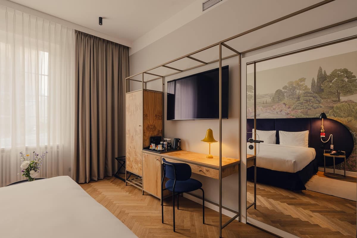 Standard Room - Handicapped, 1 King Bed, Non-smoking | 迷你吧、客房內保險箱、書桌、筆電工作空間