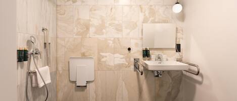 Un baño moderno con ducha, inodoro y lavamanos.