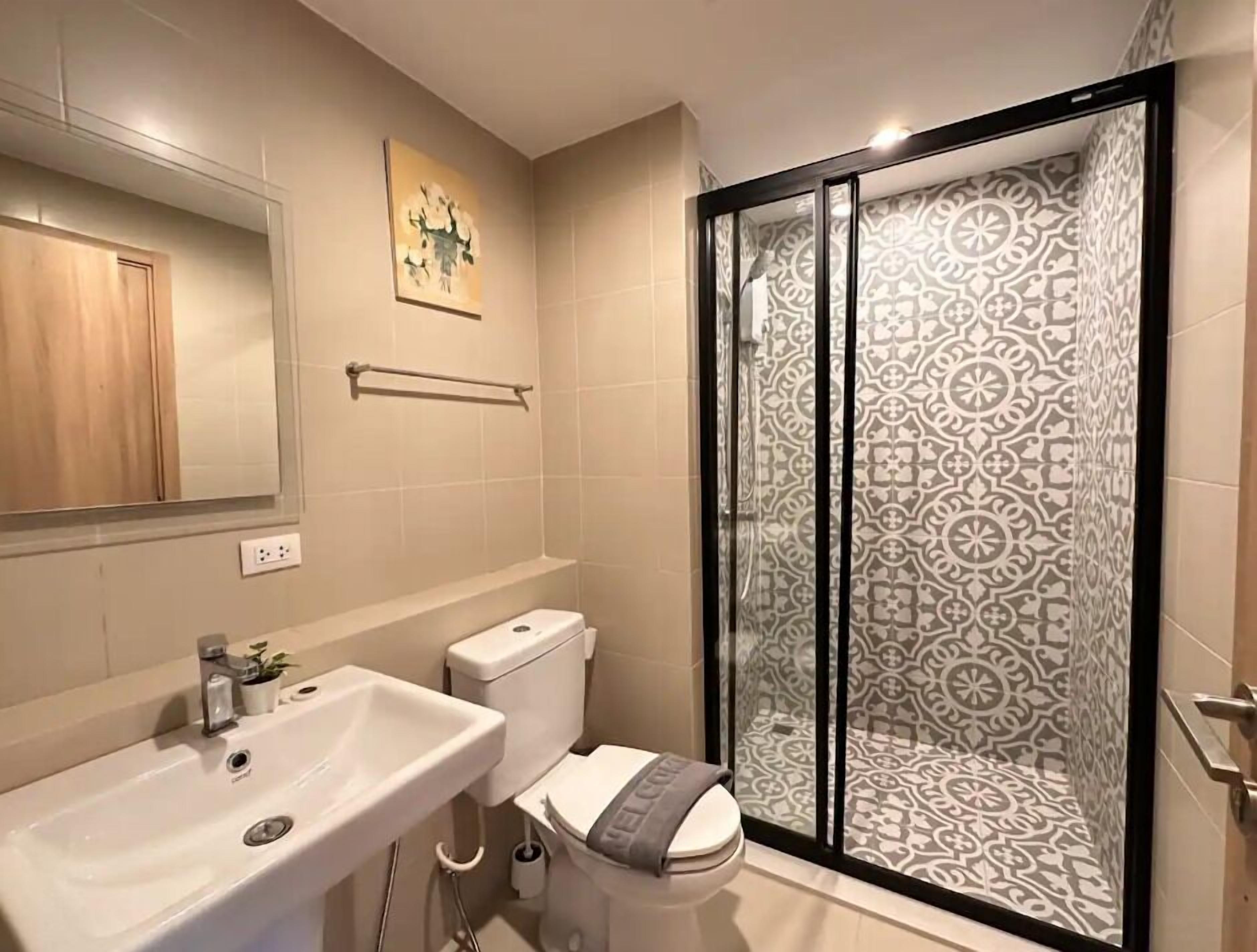 Familienapartment, Stadtblick | Badezimmer | Hausschuhe