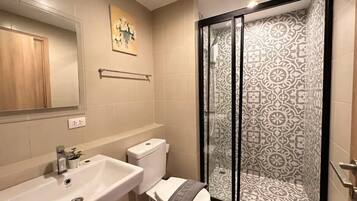Familienapartment, Stadtblick | Badezimmer | Hausschuhe