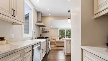 Superior Villa, Non Smoking, Kitchen | Private kitchen | Fridge, microwave, oven, stovetop