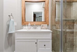 Villa supérieure, non-fumeur, cuisine | Salle de bain | Articles de toilette (gratuits), séchoir à cheveux, serviettes fournies