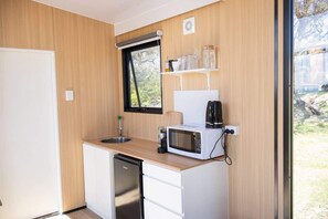 Frigorífico, microondas, placa de cocina y cafetera o tetera