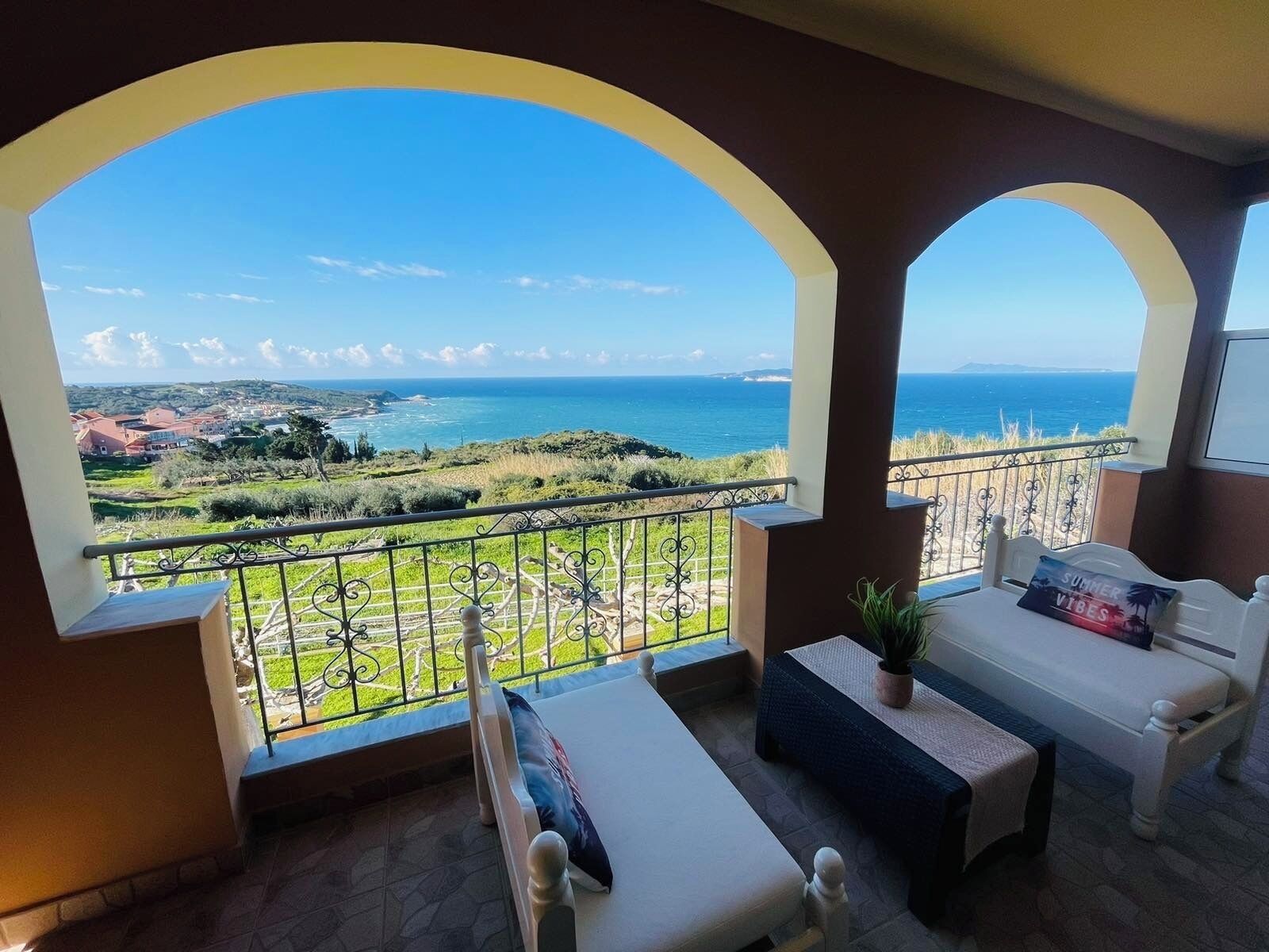 Ein Balkon mit Blick auf das Meer und die Landschaft.