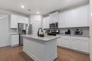 Micro-ondes, four, plaque de cuisson, lave-vaisselle