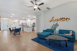 Smart TV - Spacious 4BR w/ Yard, Near Airport & F1 Circuit in Quiet Neighborhood (Austin)
